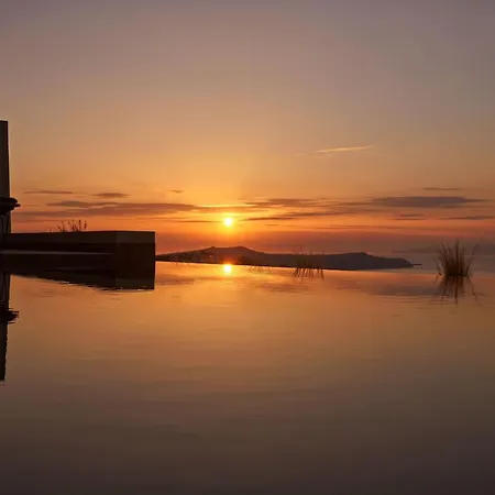 Apikia Santorini 3*