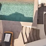 Apikia Santorini 3*