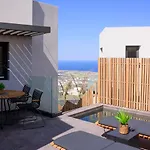 Apikia Santorini Pýrgos